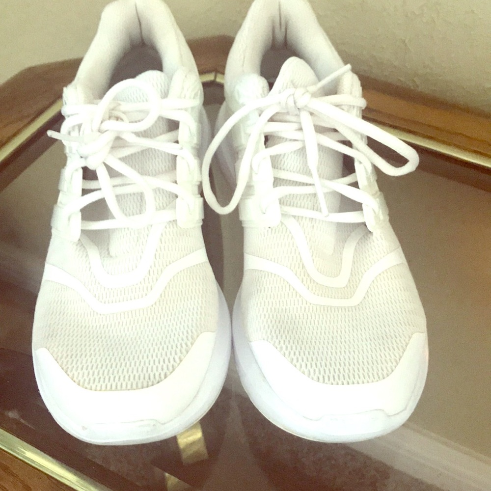 Adidas Cloudfoam tennis shoes